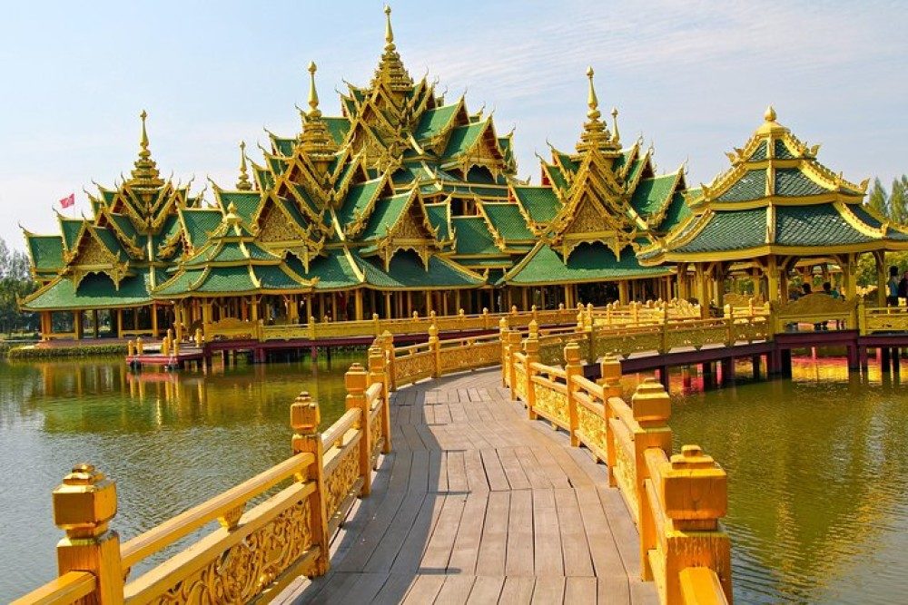 Traditionelle thailändische Architektur, die sich in den Seen des Parks spiegelt.