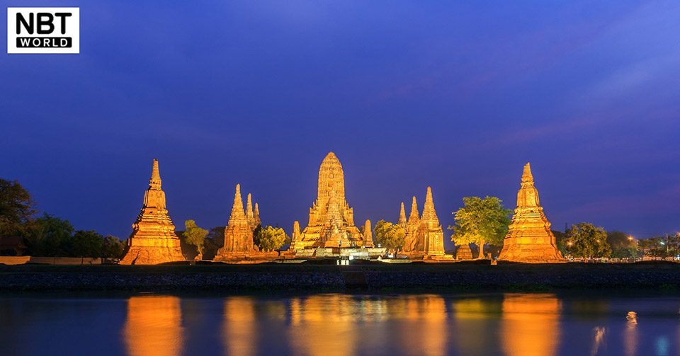 Wat Chaiwatthanaram, stimmungsvoll beleuchtet bei Nacht.