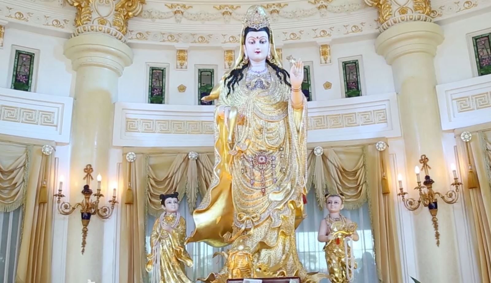 Baan Sukhawadee decorative statue