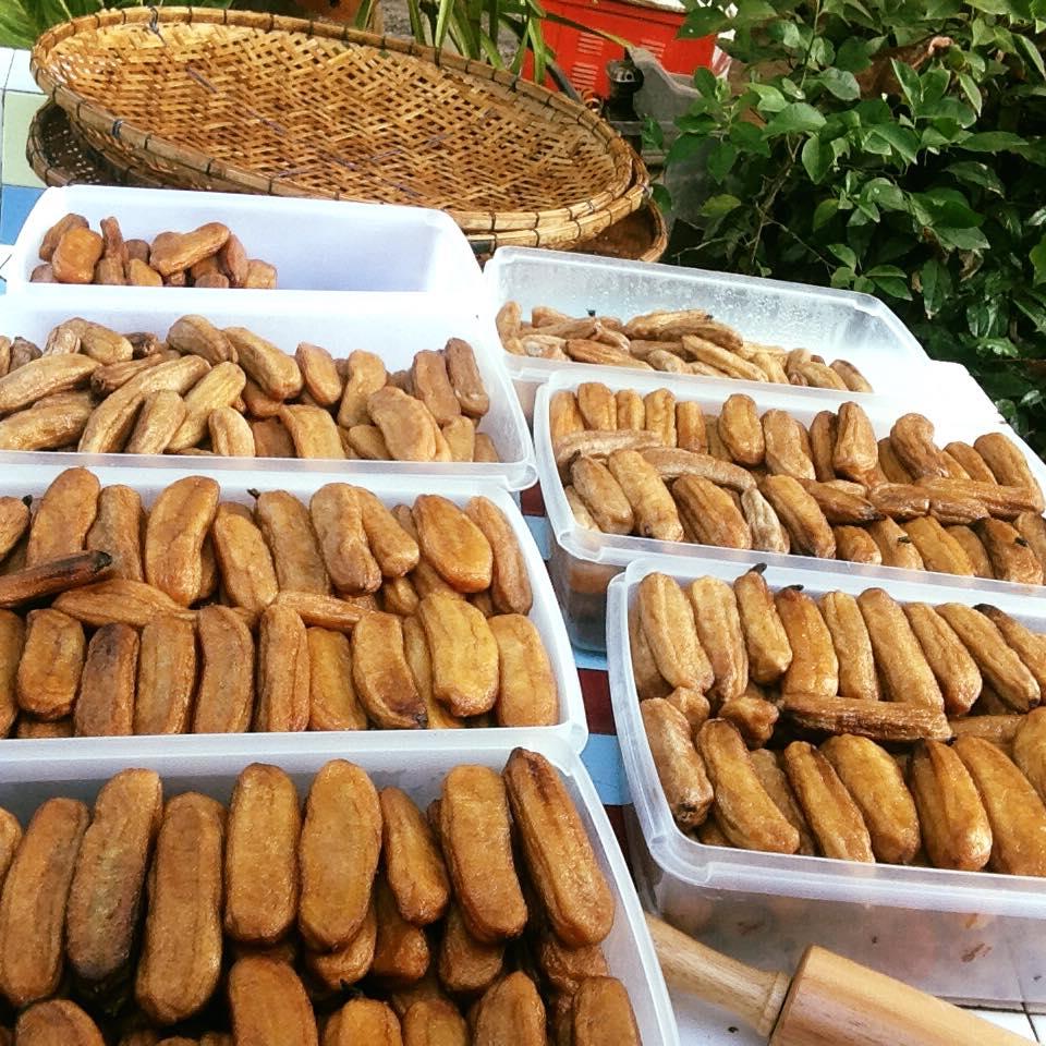 Solar‑dried bananas (trays)