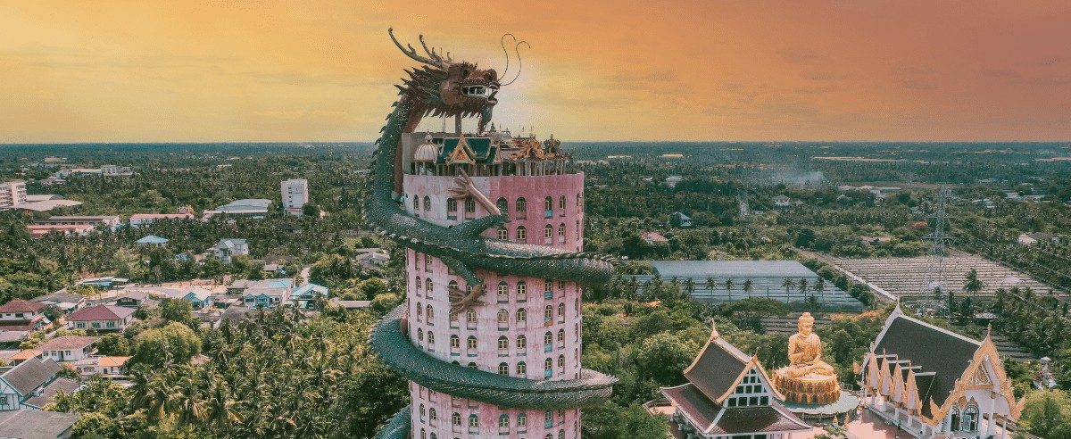 Lumini de seară și siluete de temple de-a lungul râului Chao Phraya.