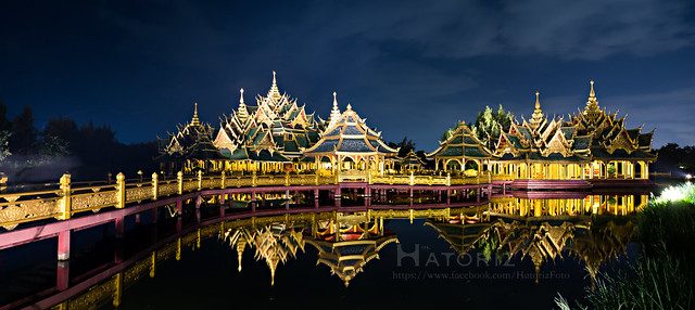 Rekonstruierte Tempel in Ancient Siam, sanft beleuchtet in der Nacht.