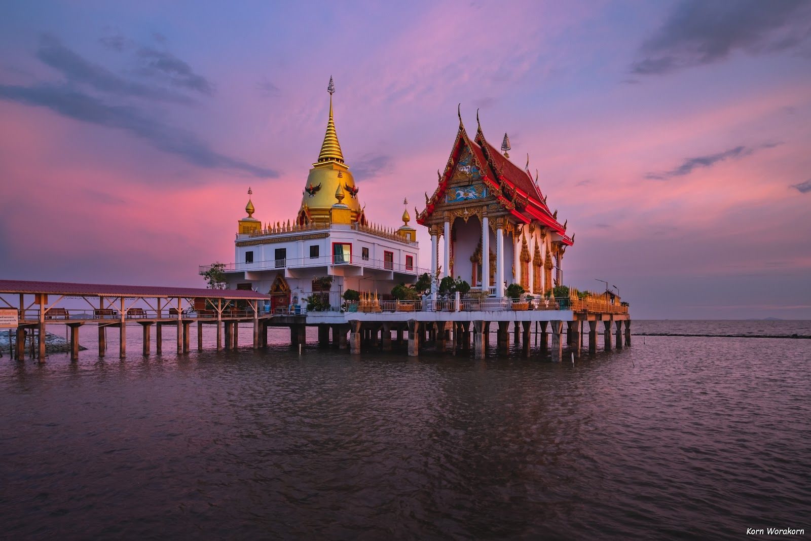 Thaise kustlijn met rustige zee